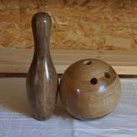 Quille et boule de bowling traditionnelle en bois